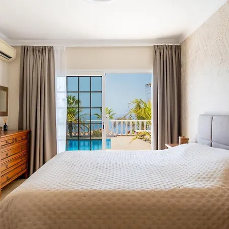 With Views And Heated Pool Ferienhaus *