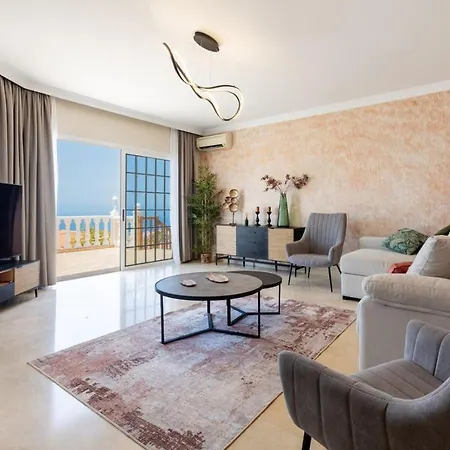 With Views And Heated Pool Semesterbostad *