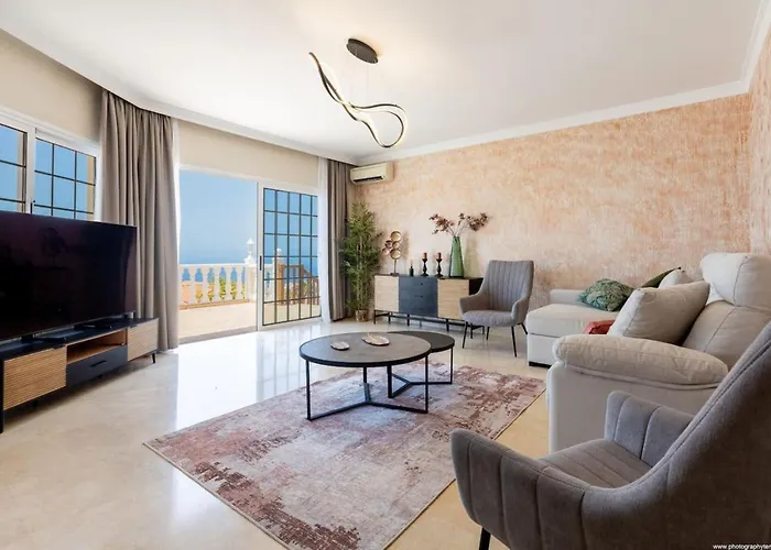 With Views And Heated Pool Semesterbostad *