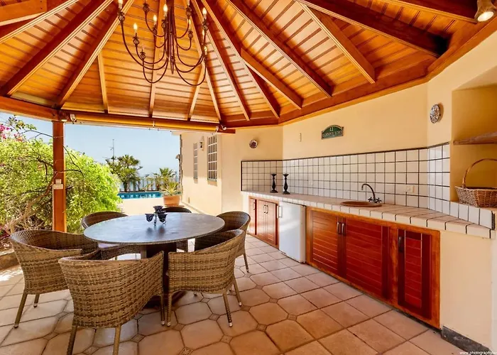 With Views And Heated Pool Semesterbostad