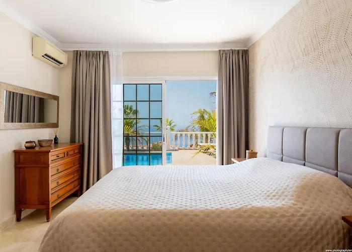 With Views And Heated Pool Semesterbostad *