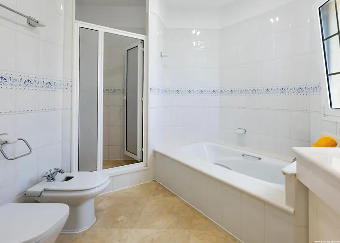 With Views And Heated Pool Semesterbostad *