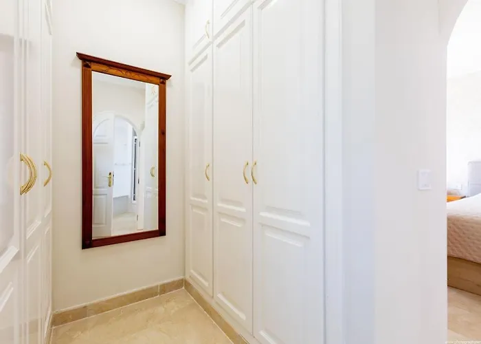 With Views And Heated Pool Semesterbostad