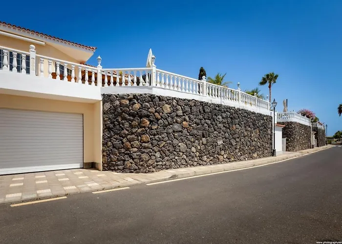 With Views And Heated Pool Semesterbostad